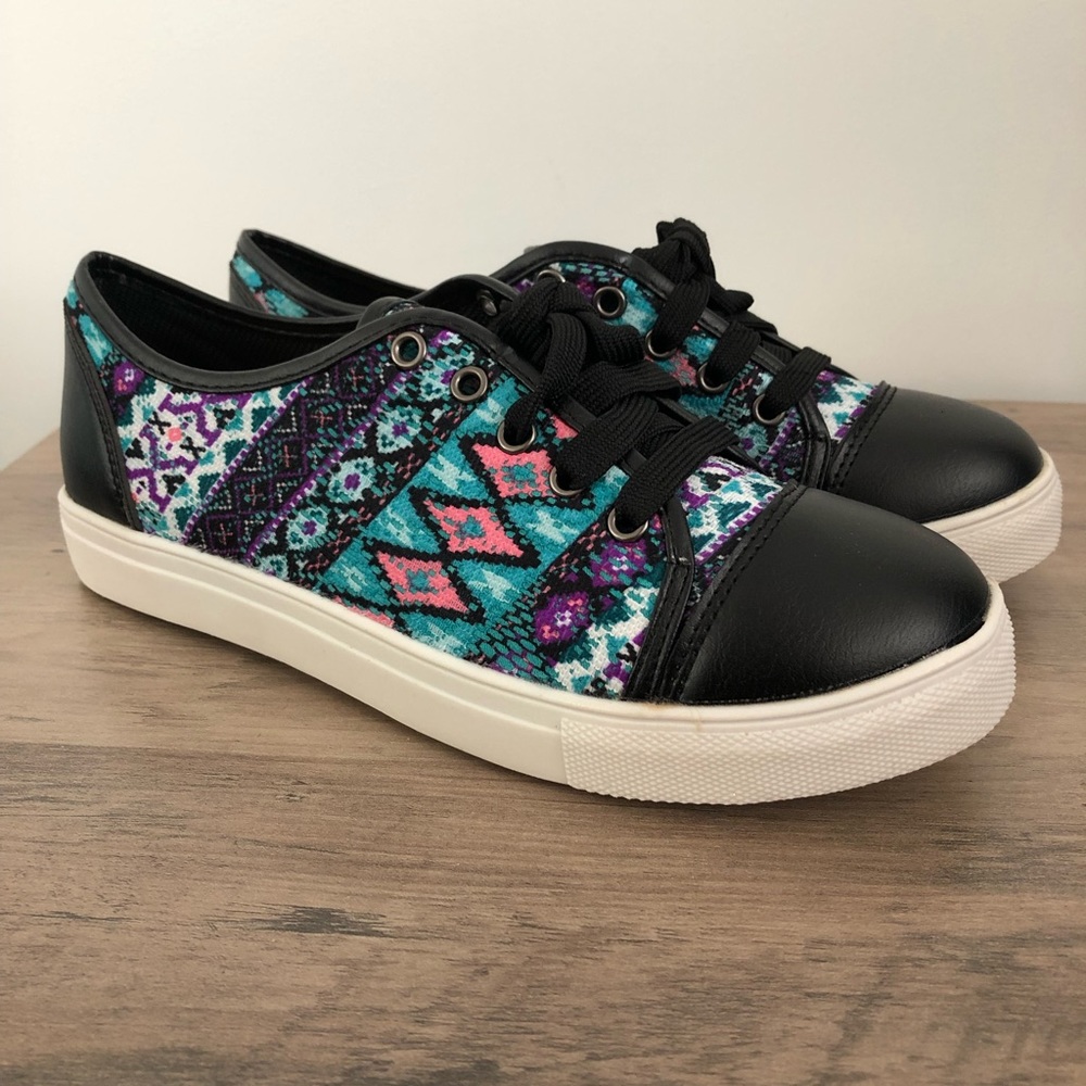 Reneeze Black Faux Leather Tribal Pattern Sneakers